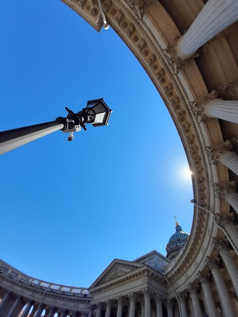 Foto vista a basso angolo dell'edificio storico contro il cielo blu