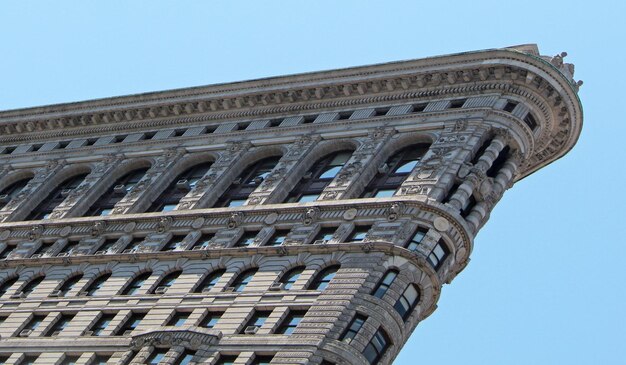 Foto vista a basso angolo dell'edificio storico contro il cielo blu