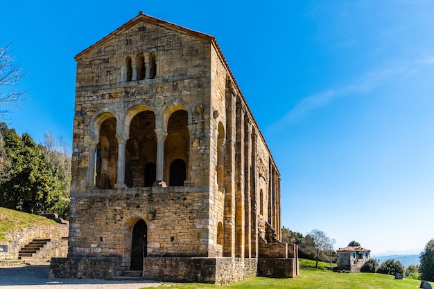 Foto vista a basso angolo dell'edificio storico contro il cielo blu