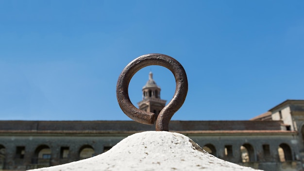 Foto vista a basso angolo dell'edificio storico contro un cielo blu limpido