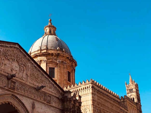 Foto vista a basso angolo dell'edificio storico contro un cielo blu limpido