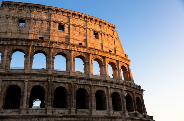 Foto vista a basso angolo dell'edificio storico contro un cielo limpido