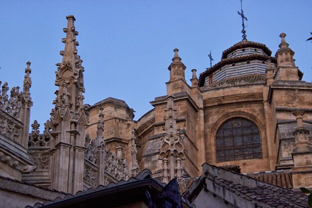 Foto vista a basso angolo dell'edificio storico contro un cielo limpido