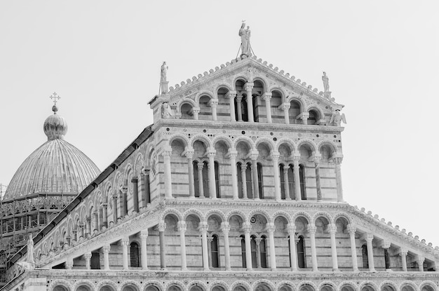 Foto vista a basso angolo dell'edificio storico contro un cielo limpido