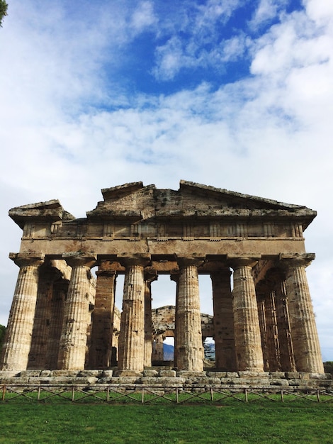 Foto vista a basso angolo dell'edificio storico contro un cielo nuvoloso