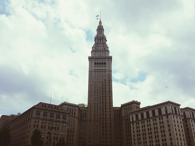 Photo low angle view of historical building against cloudy sky