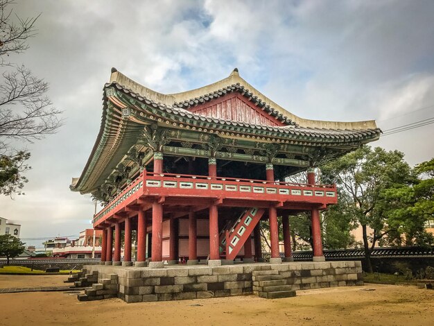 Photo low angle view of historical building against cloudy sky