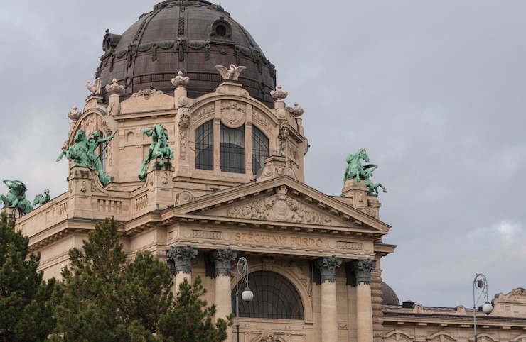Photo low angle view of historical building against cloudy sky