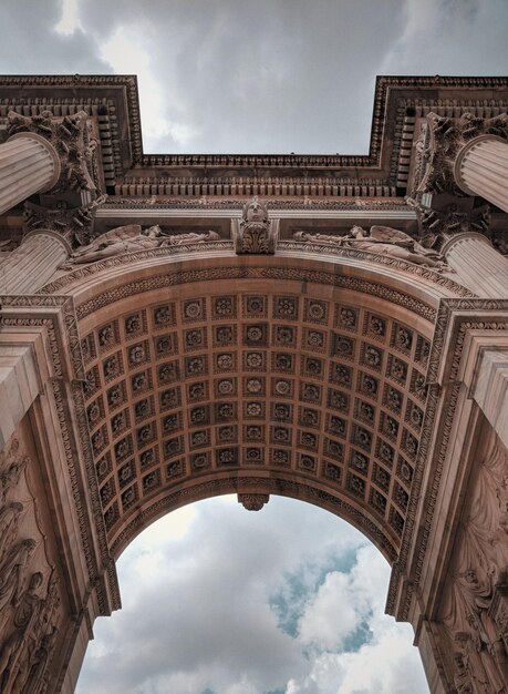 Foto vista a basso angolo dell'edificio storico contro un cielo nuvoloso