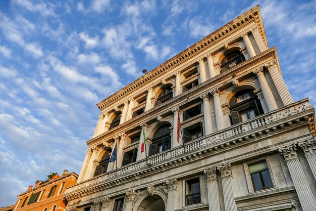 Foto vista a basso angolo dell'edificio storico contro il cielo nuvoloso.