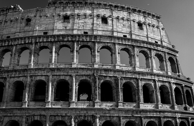 Photo low angle view of historical building against sky in black and white