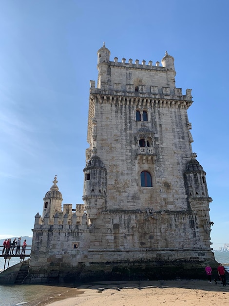 Foto vista a basso angolo dell'edificio storico contro il cielo