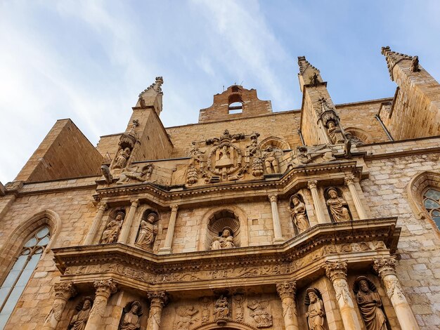 Foto vista a basso angolo dell'edificio storico contro il cielo