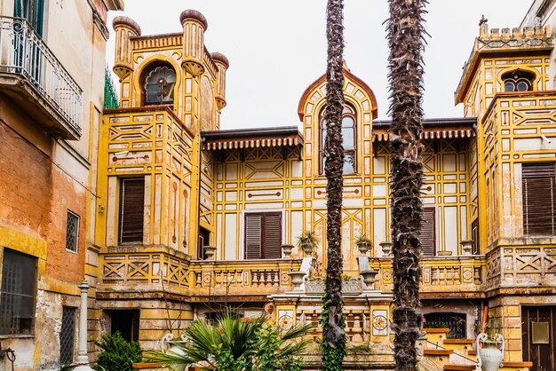 Foto vista a basso angolo dell'edificio storico contro il cielo