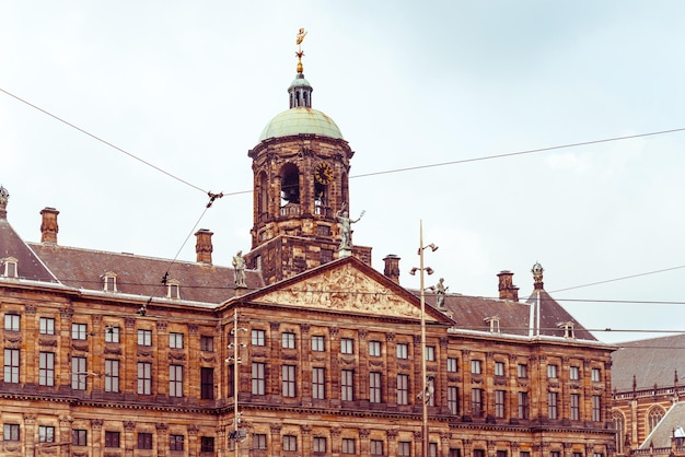 Photo low angle view of historical building against sky