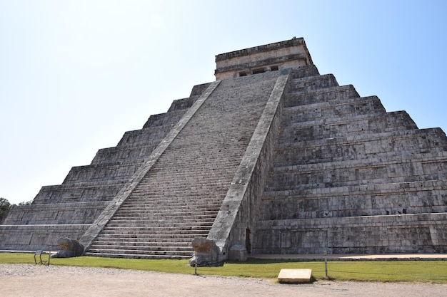 Photo low angle view of historical building against sky