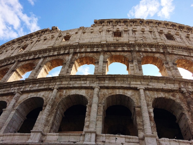 Foto vista a basso angolo dell'edificio storico contro il cielo