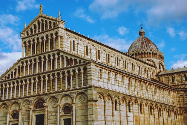 Foto vista a basso angolo dell'edificio storico contro il cielo