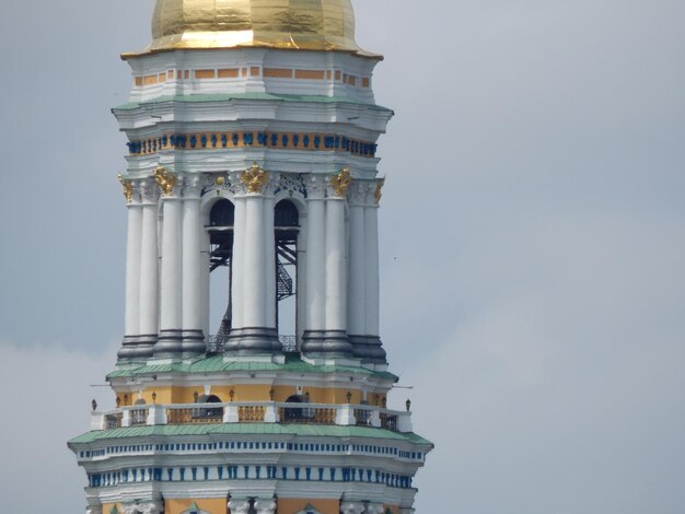 Photo low angle view of historical building against sky