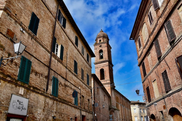 Foto vista a basso angolo dell'edificio storico contro il cielo