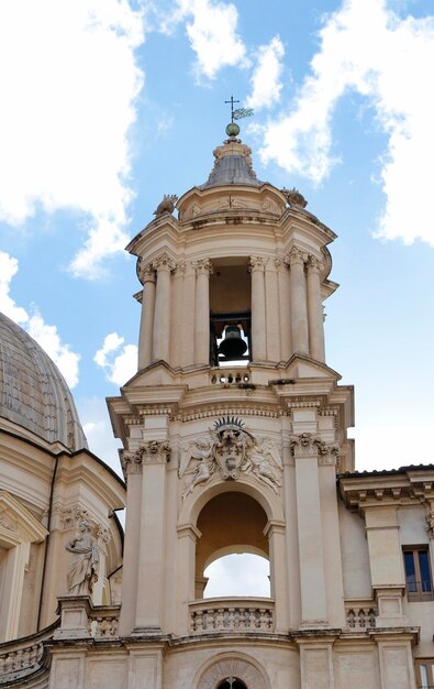 Foto vista a basso angolo dell'edificio storico contro il cielo