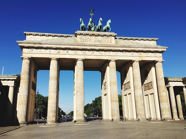 ベルリンの歴史的な建物 - ブランデンブルクゲートの低角度の景色