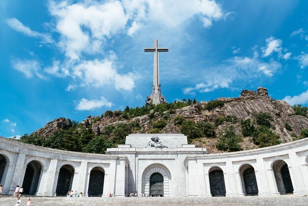 Foto vista a basso angolo dell'edificio storico e della croce contro il cielo blu