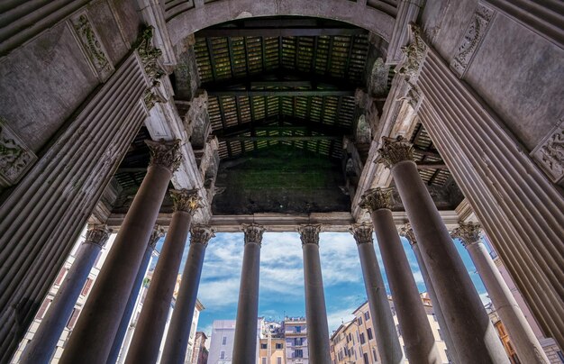 Foto vista dall'angolo basso dell'edificio storico