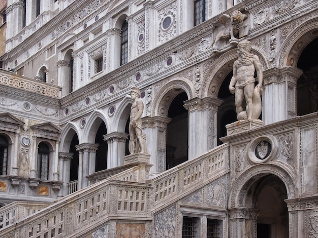 Foto vista ad angolo basso dell'edificio storico