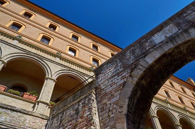 Foto vista ad angolo basso dell'edificio storico