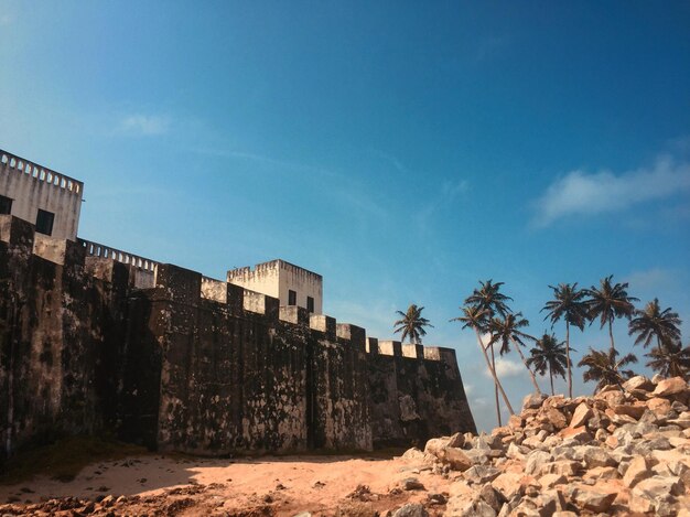 Photo low angle view of historical castle against blue sky