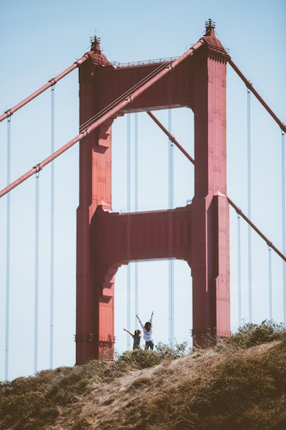 Photo low angle view of horse on bridge against sky