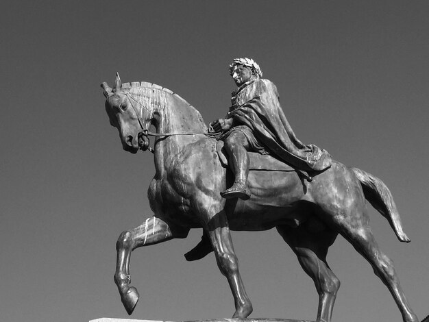 Photo low angle view of horse statue against clear sky