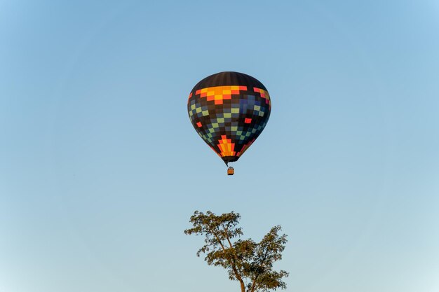 Photo low angle view of hot air balloon against clear blue sky