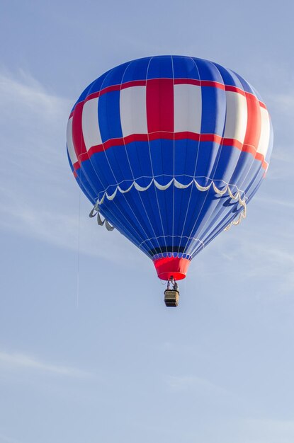 Foto vista a bassa angolazione di una mongolfiera che vola nel cielo