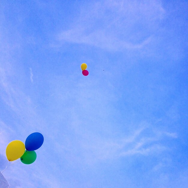 Foto vista a basso angolo di palloncini ad aria calda contro il cielo blu