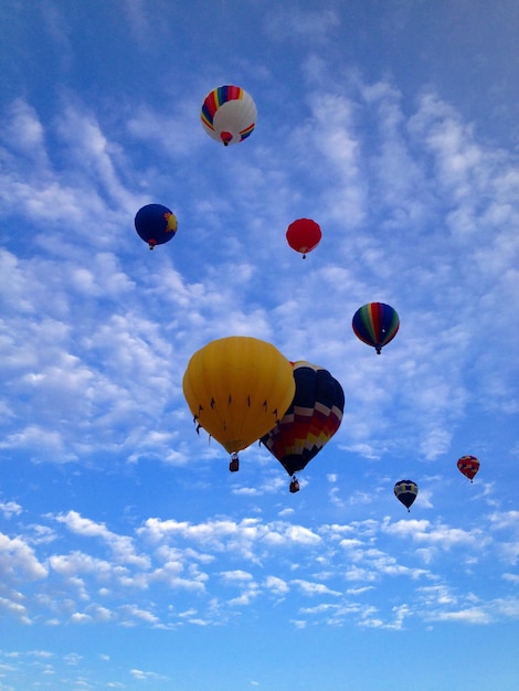 Foto vista a basso angolo di palloncini ad aria calda contro il cielo