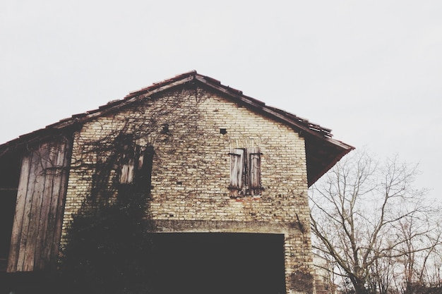 Foto vista a bassa angolazione della casa contro un cielo limpido