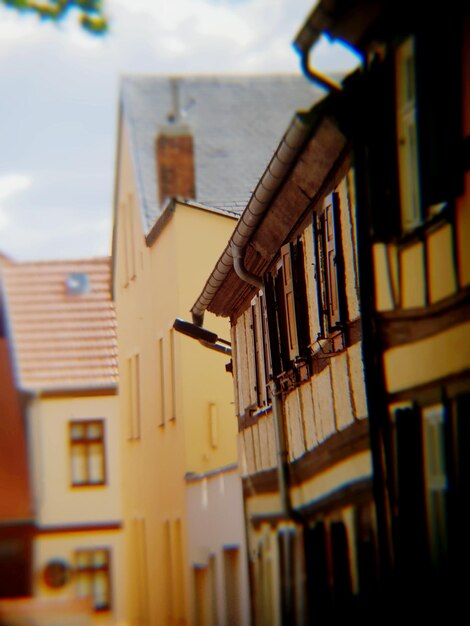 Foto vista ad angolo basso di una casa appesa tra gli edifici