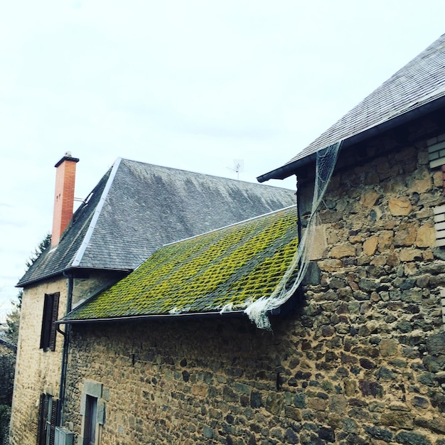 Foto vista a basso angolo del tetto della casa contro il cielo