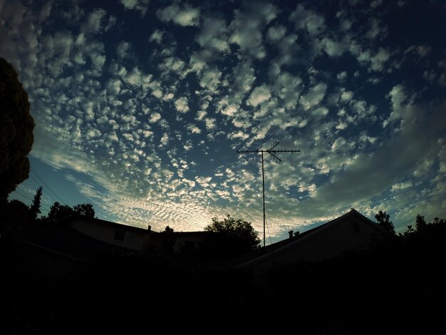 Foto vista a basso angolo delle case contro un cielo nuvoloso