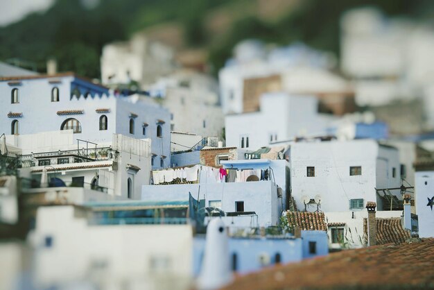 Photo low angle view of houses against mountain