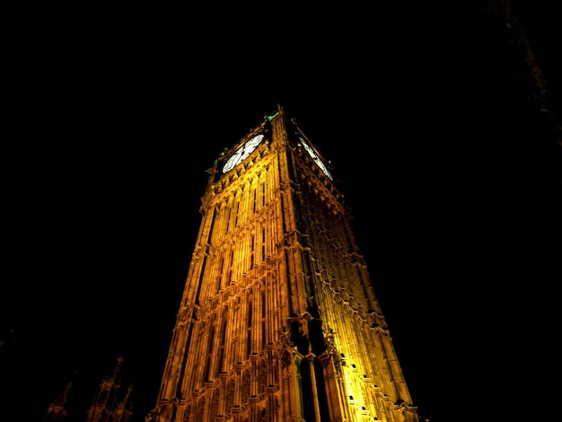 Photo low angle view of houses of parliament lit up at night