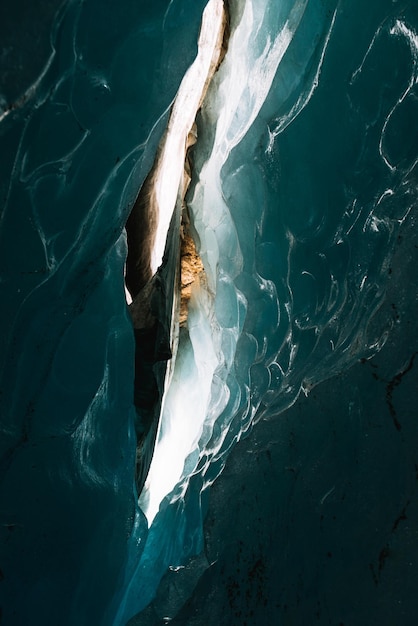 Photo low angle view of ice in cave