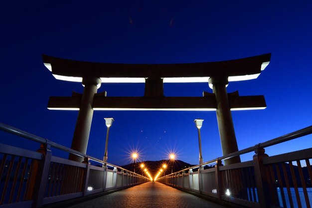 Foto vista a basso angolo del ponte illuminato contro il cielo blu