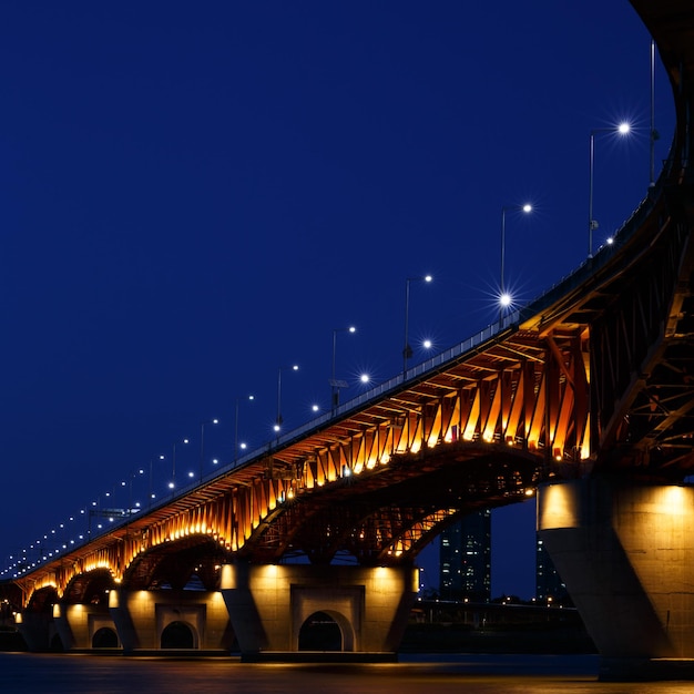 Photo low angle view of illuminated bridge against sky at night