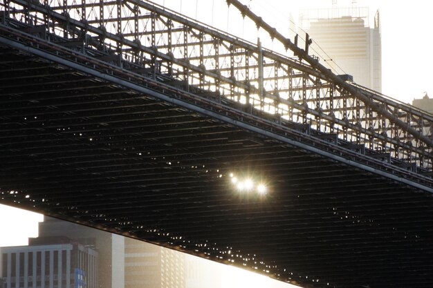 Photo low angle view of illuminated bridge against sky at night