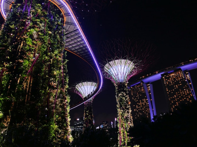 Photo low angle view of illuminated bridge