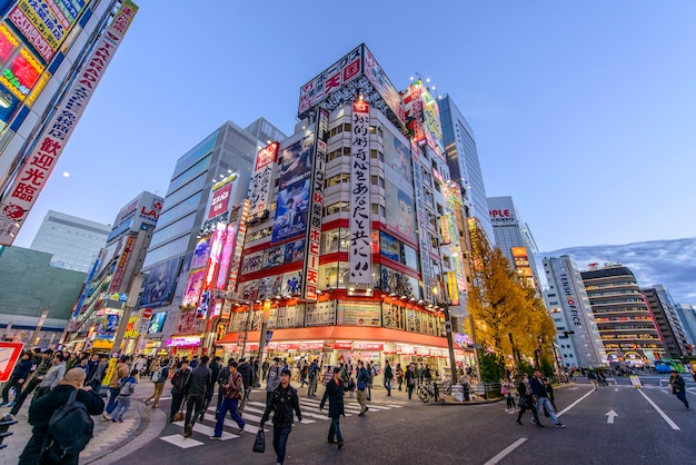 青い空を背景に照らされた建物の低角度の眺め