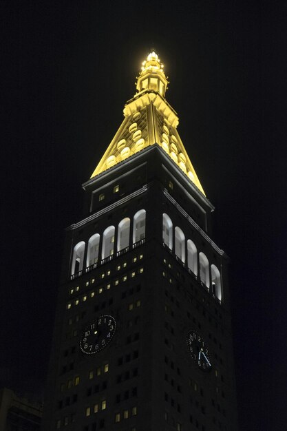 Photo low angle view of illuminated building against dark sky